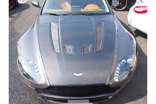 ASTON MARTIN V8ヴァンテージ カーボンボンネット＆トランクスポイラーの取付 |  欧州車・輸入車・外車をカスタムするならアクティブJAPANへ